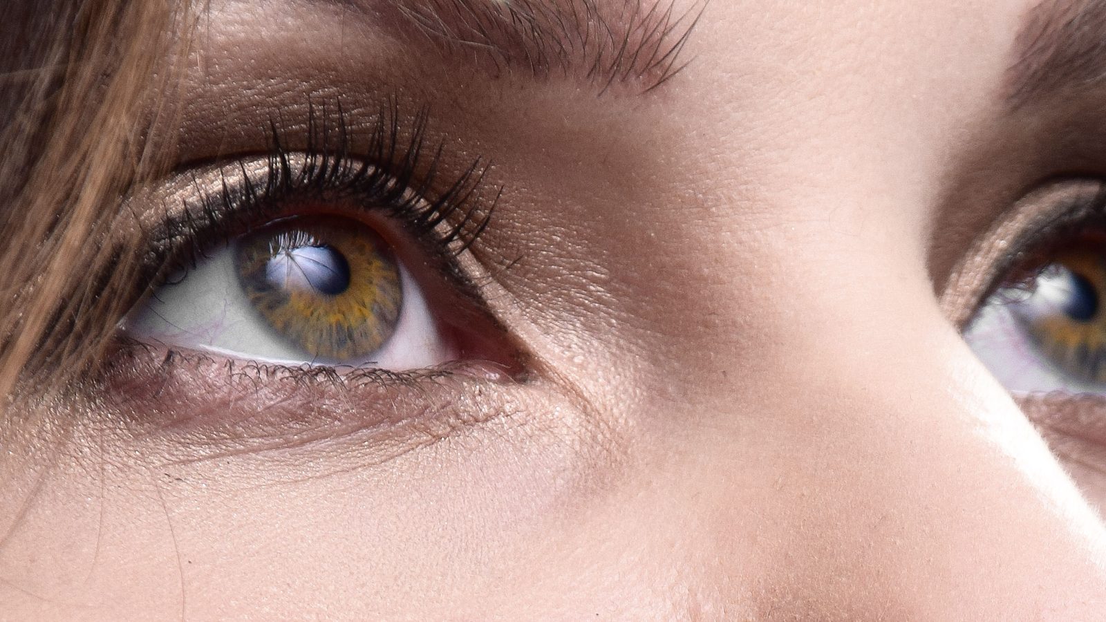 Primer plano de los ojos de una mujer