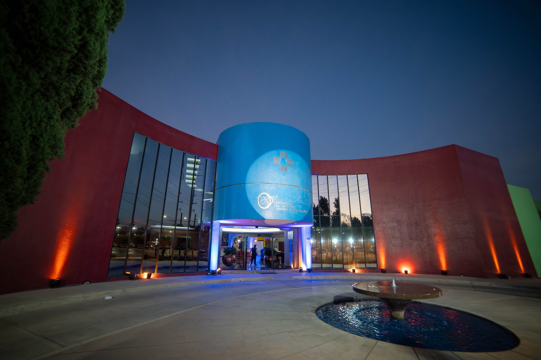 Fachada iluminada de Fundación Castañón al anochecer en San Luis Potosí