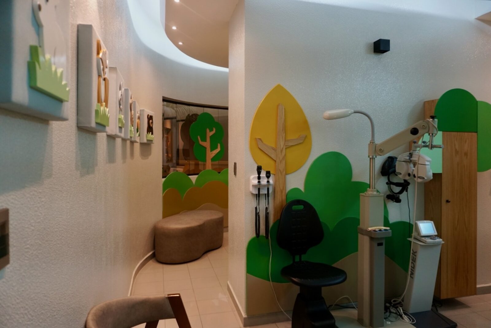 View of the play area and diagnostic equipment integrated into the forest theme