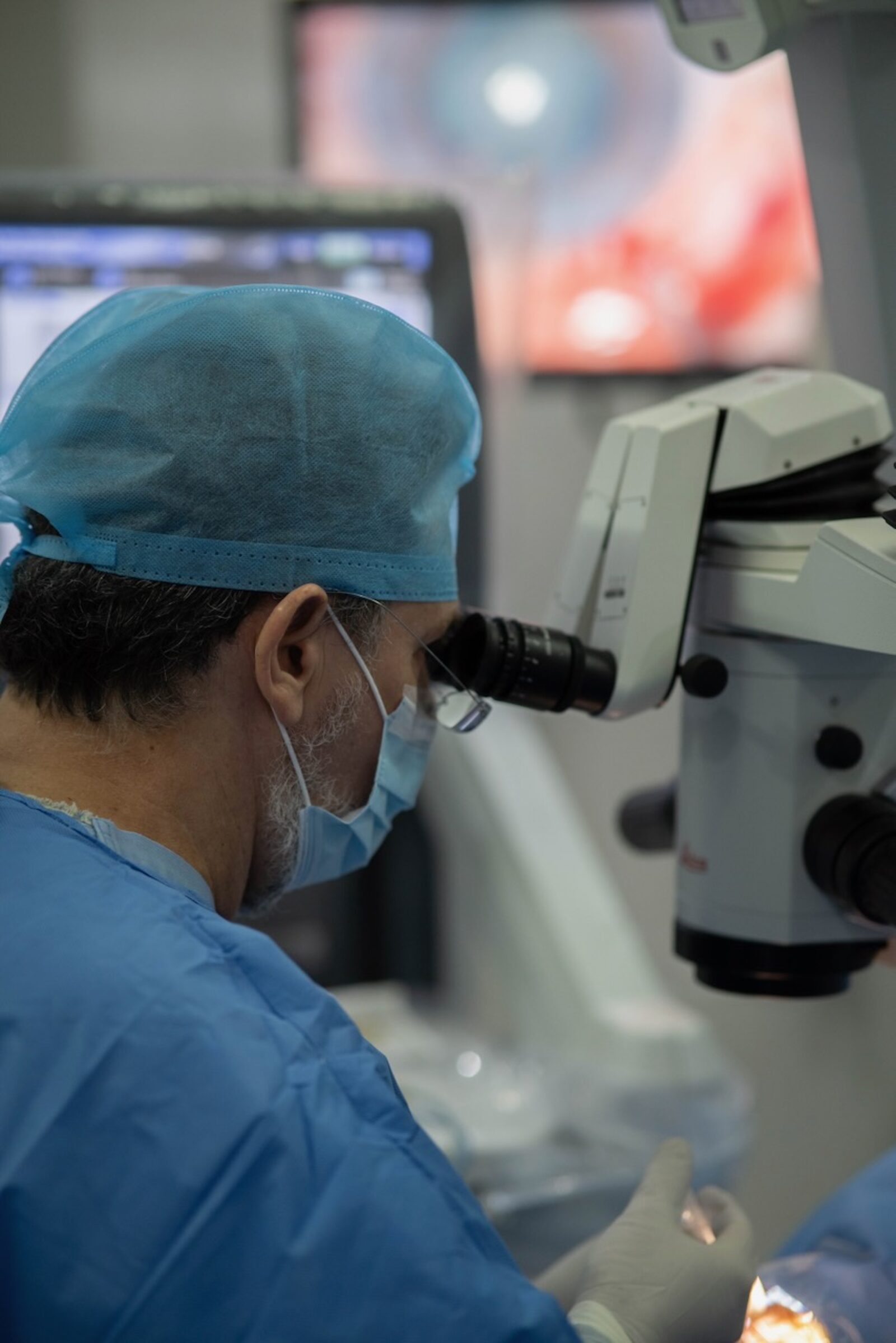 Eye surgeon operating with a surgical microscope at Fundación Castañón