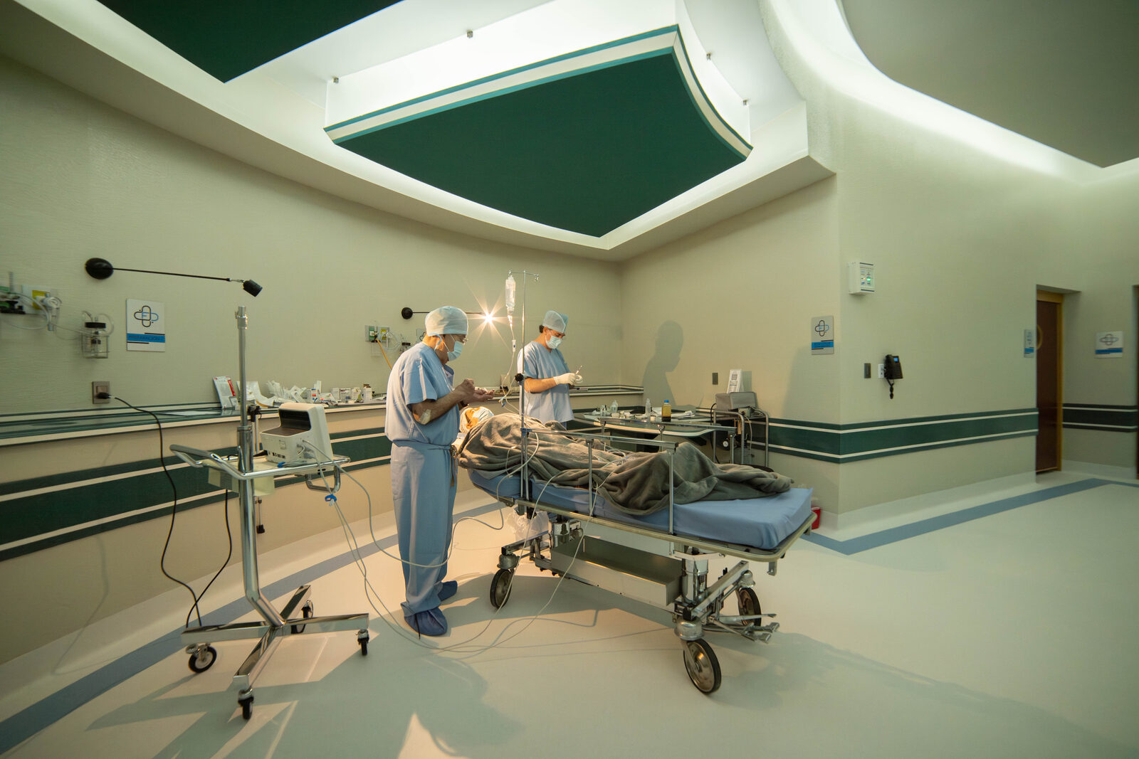 Área de recuperación supervisada con atención del personal médico
